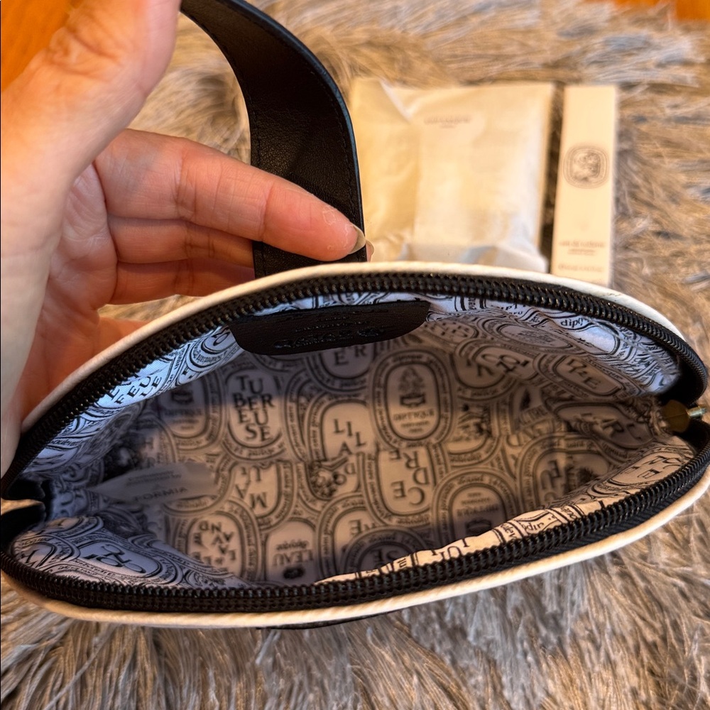Diptyque Elegant White and Black Cosmetic Bag/Travel Essentials - Picture 3 of 4